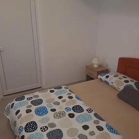 Apartma Irena *